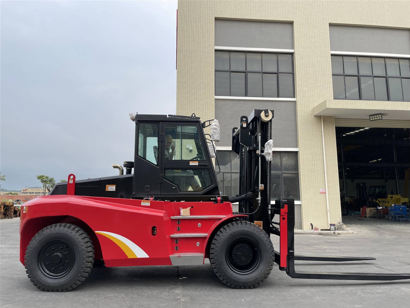 135ton forklift 4 135ton forklift 4